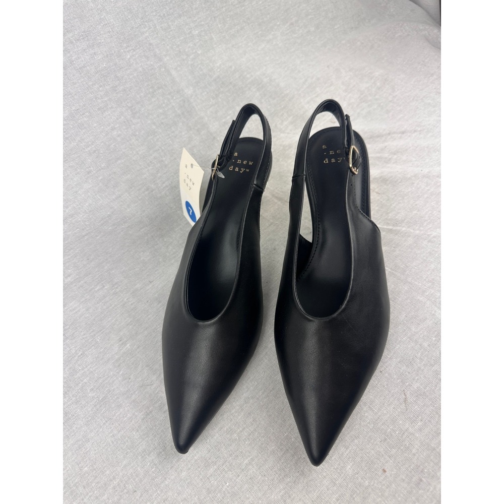 A New Day Womens Black Pointed Toe Slingback Heels Gold Kitten Heel Size 7 NEW - Picture 2 of 6